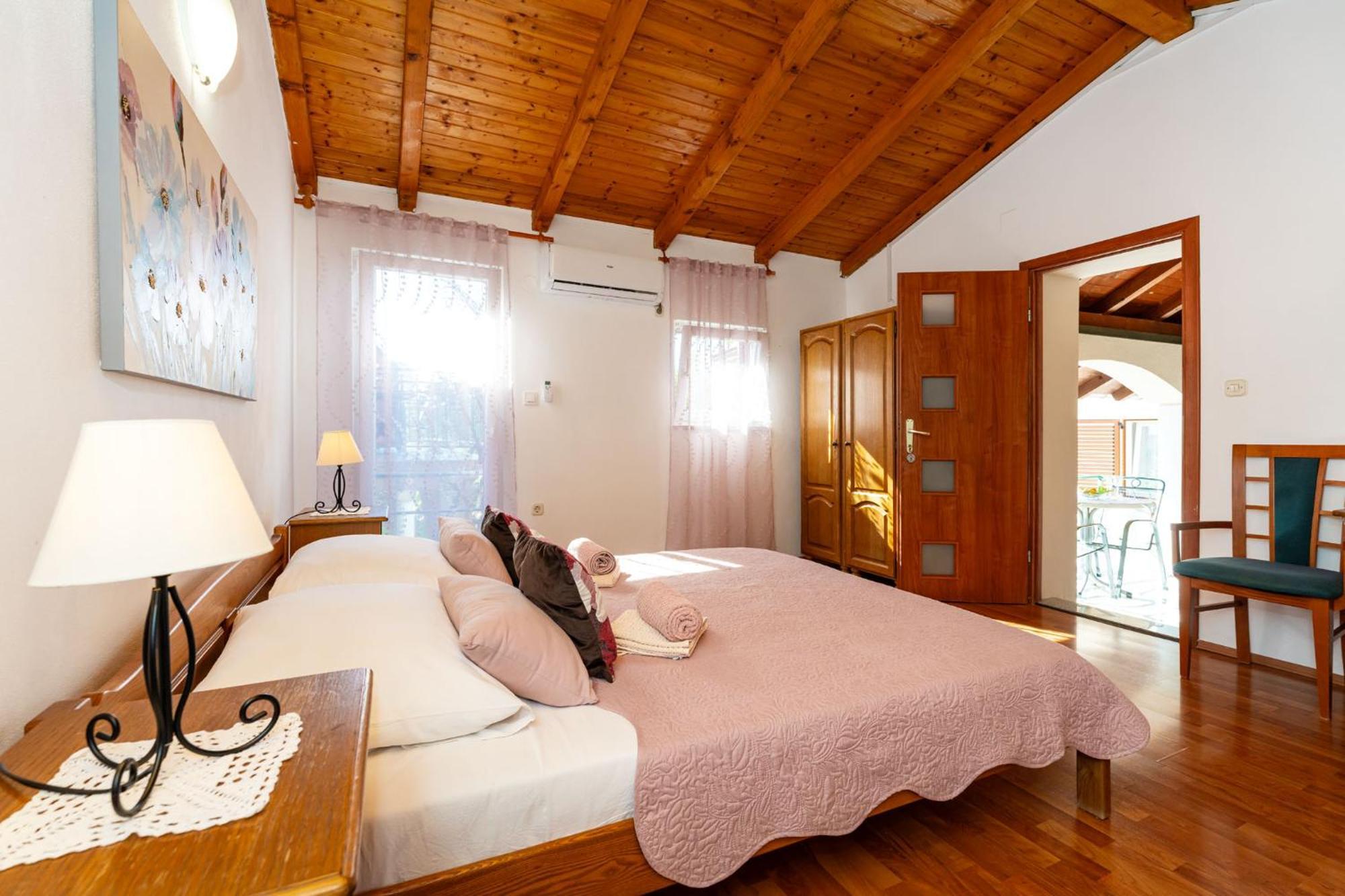 Apartments Adriana 스타리그라드 파클레니차 외부 사진